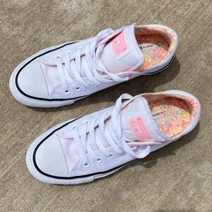 Women’s size 7 converse All-Stars Madison 0X